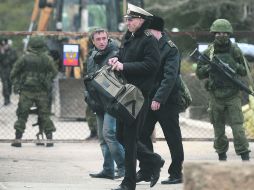 CORRIDOS. Cientos de marinos ucranianos dejaron sus bases en Crimea, presionados por fuerzas crimeas y rusas. AFP /