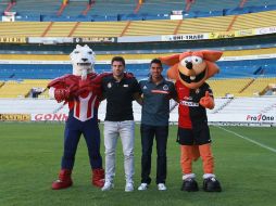 Leandro Cufré y Patricio Araujo posaron para la foto junto a las mascotas del Atlas y de las Chivas  /