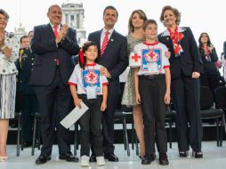 El Presidente y su esposa, durante el arranque de la Colecta Nacional 2014 de la Cruz Roja en el Zócalo. ESPECIAL /