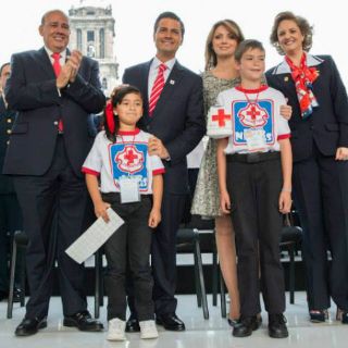 Peña y Mancera encabezan colecta de Cruz Roja