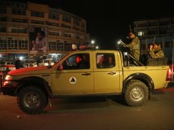 Elementos de la Armada Nacional Afgana arriban al hotel donde se lleva a cabo el enfrentamiento. ARCHIVO /
