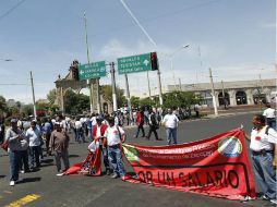 Los manifestantes exigen un alza a su salario, entre otras peticiones.  /