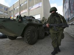 Un soldado se mantiene a las afueras de una unidad militar ucraniana en Crimea. AP /