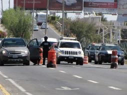Mientras, los oficiales realizaban revisiones preventivas a algunos de los vehículos que ingresaban al lugar.  /