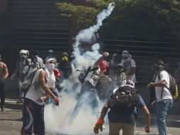 Cuerpos de seguridad dispersan la concentración estudiantil con gases lacrimógenos. AP /