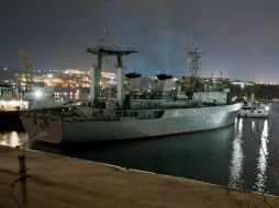 El buque de guerra ucraniano permanece sin banderas luego de ser tomado por hombres armados. EFE /