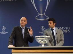 El secretario general de la UEFA, Gianni Infantino y Luis Figo, durante el sorteo de cuartos de final de la Champions League. AFP /