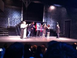 Angelique Boyer y Sebastián Rulli asistieron a la obra ''Extraños en un tren''. Foto: ‏@RullinaticasEsp. ESPECIAL /