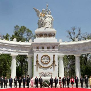 Peña monta guardia de honor en memoria de Juárez