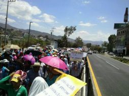 Los maestros inconformes marchan pos dos carriles de la carretera provocando caos vehicular. Foto: @gesoner. ESPECIAL /