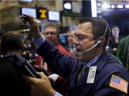 Las inyecciones de liquidez de la Fed sumadas a tasas bajas alimentaron la  subida de la bolsa en los últimos meses. ARCHIVO /