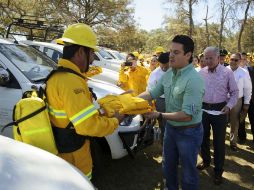 El gobernador asistió a la entrega del nuevo equipo a los brigadistas.  /