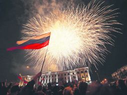 Habitantes de Simferópol ondean banderas durante la celebración de su unión con Rusia. EFE /