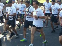 En punto de las 8:00 horas, tras la entonación del Himno Nacional, el Mandatario inicia el recorrido de 10 kilómetros. Foto: @CONADE. ESPECIAL /