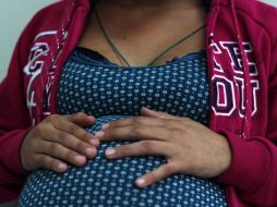 La mujer, al no ser atendida, tuvo que abandonar el nosocomio y con ayuda de su esposo parió a su hijo en una banqueta. ARCHIVO /