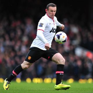Rooney anota desde media cancha para el ManU