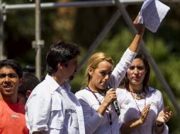La carta redactada por López, fue leída por su esposa Lilian Tintori a los manifestantes. EFE /