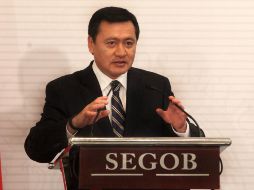 Osorio Chong expresa sus condolencias con los familiares de Gustavo Garibay. ARCHIVO /