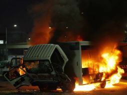 Prenden fuego a un camión repartidor de refrescos y a neumáticos durante el bloqueo de ayer. ARCHIVO /