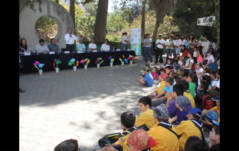 En el evento estuvieron presentes decenas de niños, autoridades del bosque y funcionarios de la Comisión Estatal del Agua. ESPECIAL /