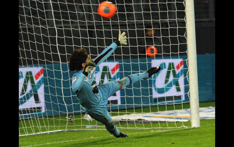 Guillermo Ochoa recibio dos goles pero su equipo, el Ajaccio, pudo salir con al victoria. AFP /