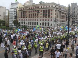 Grupos de derecha recrearon la 'marcha de las familias por Dios y la libertad'. EFE /