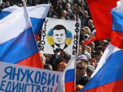 Cientos de personas se reunen para exigir el regreso del ex presidente Víktor Yanukóvich. EFE /