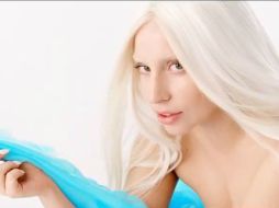 En redes sociales, sus fanáticos, destacan la influencia de su amiga Donatella Versace. ESPECIAL /