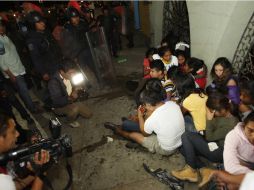 Anoche personas bloquearon la Carretera Internacional 190 y cometieron actos vandálicos. NTX /