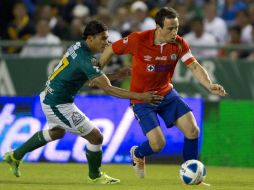 Acción de juego entre Gerardo Torrado de Cruz Azul y Carlos 'Gullit' Peña. EFE /