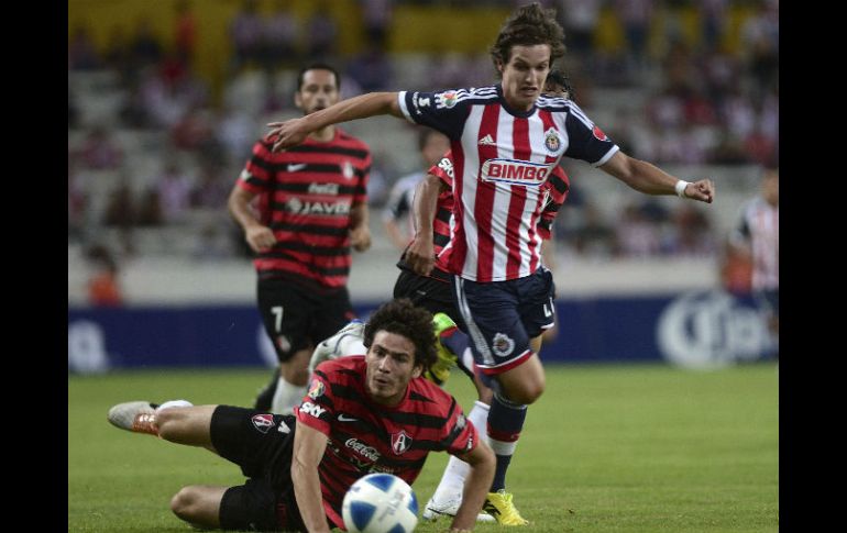 Fierro y Briseño disputan el balón en una de las jugadas apretadas del partido. MEXSPORT /