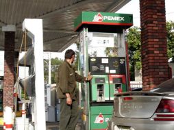 El incremento en el precio de la gasolina y la corrupción son factores que determinan la desconfianza de los consumidores. ARCHIVO /