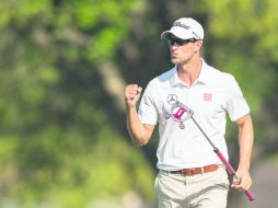 Lo hizo. Adam Scott celebra su putt para birdie en el hoyo 16. AP /