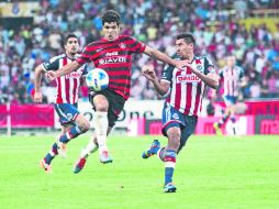 Ante 48 mil 538 aficionados en el Estadio Jalisco, rojinegros y rojiblancos terminaron por nulificarse. EFE /