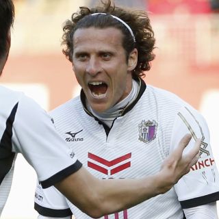 Forlán anota su primer gol en la liga japonesa