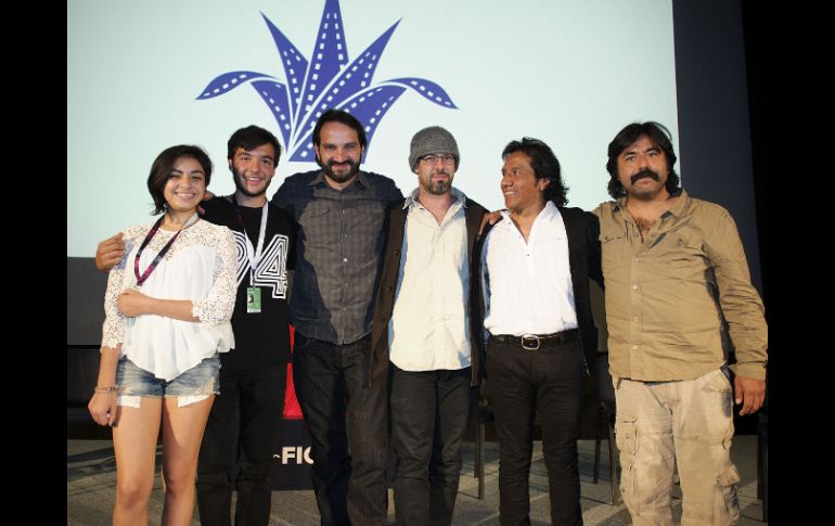 'Viento aparte' relata la historia de dos hermanos que, abandonados a su suerte, realizan un largo viaje a través del país.  /