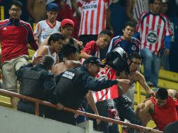 Esta fue una de las imágenes que empañaron el duelo entre Atlas y Chivas. MEXSPORT /