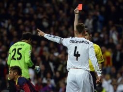 El momento clave del juego fue cuando el árbitro Undiano Mallenco le muestra la tarjeta roja a Sergio Ramos. AFP /
