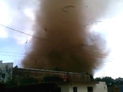 El torbellino azotó el poblado ayer cerca de las 17:00 horas con una duración de aproximadamente 20 minutos. ESPECIAL /