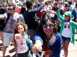 Decenas de jóvenes imitaron al mago de los lentes sacando una varita y gritando 'Expecto Patronum'.  /