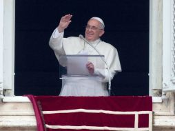 El Papa Francisco emite su mensaje durante el rezo del Ángelus en la Plaza de San Pedro. EFE /