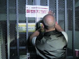 CASTIGADOS. Un trabajador del Ayuntamiento de Guadalajara colocó sellos de clausura en las puertas del Estadio Jalisco.  /