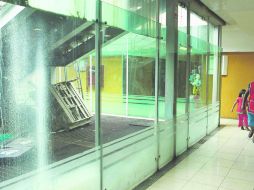 Los daños del mes pasado. Los vendedores mantienen sus quejas acerca del mal negocio que les representa la plaza subterránea.  /