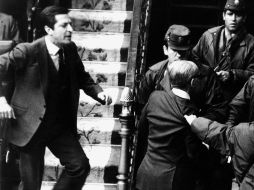 Suárez (primero a la izquierda) enfrentó en el Congreso de los Diputados al golpista teniente coronel Antonio Tejero (de espaldas). EFE /