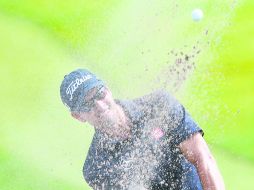 Mal día. Scott ejecuta su disparo desde la trampa de arena. El australiano tuvo una cuarta ronda de 76 golpes. AFP /