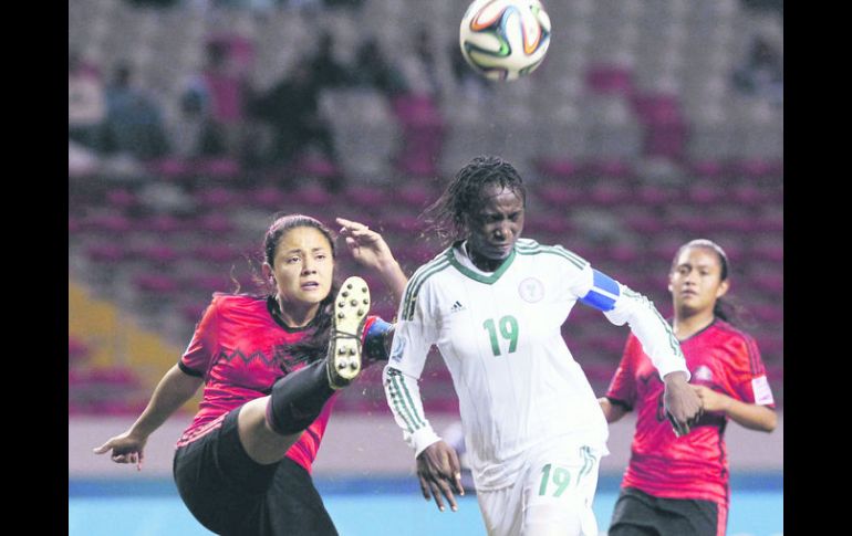 Disputado. Las chicas mexicanas no dieron un balón por perdido, pero cayeron ante las nigerianas más sólidas. EFE /