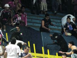 Lamentable. Los policías fueron agredidos por aficionados de Chivas; 21 oficiales resultaron heridos.  /