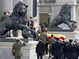 El féretro de Adolfo Suárez a su llegada al parlamento español. EFE /