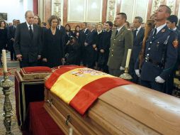 Los reyes de España montan una guardia de honor ante el ataud que continene los restos de Adolfo Suárez. AFP /