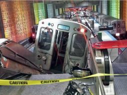 Los vagones avanzaron por encima del andén y luego por encima de una escalera mecánica. AP /